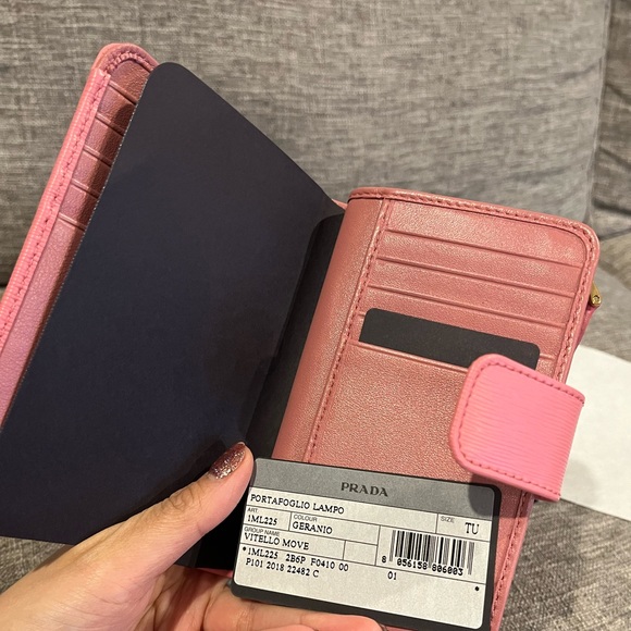 Prada BNWT wallet - Picture 4 of 5